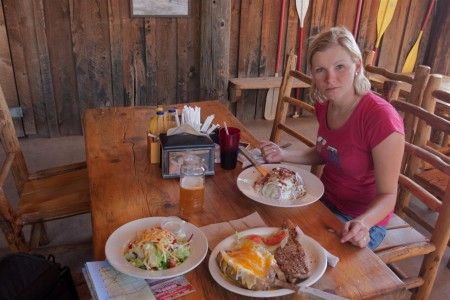 Žranice u cesty. Steak, salátek a ledový slátek se sýrovou zálivkou.