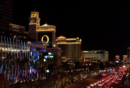 Noční Las Vegas - ucpaná doprava, tisíce lidí a jedna velká světelná show.