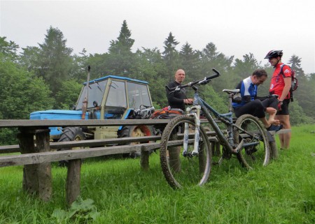 Místní bikeři s místním zátiším.