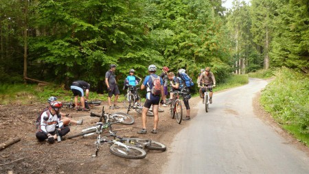 Bikeři na trase.