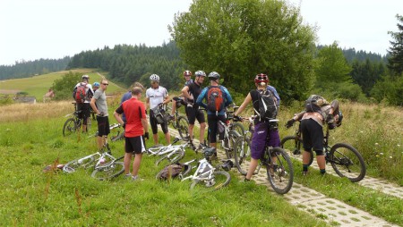 Bikeři na trase.
