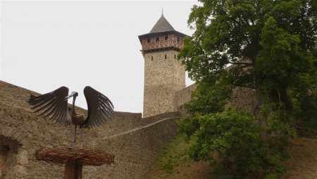 HEFAISTON - čáp s věží v pozadí.