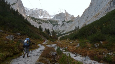 Blížíme se k chatě Höllentalanger Hütte, ale to ještě netušíme, že nám ji do základu zbořili :-). Snad zase bude v roce 2015?