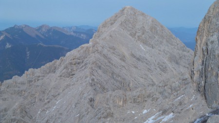 Paťas mě kontroluje na dálku. Jsem ta tečka v pravo dole - Mejstřa. Přede mnou vrchol Alpspitze 2 628 m.n.m..