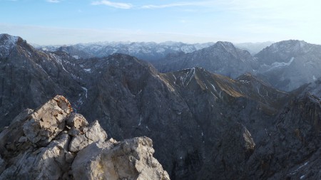 Rasťovi se motá hlava, má zřejmě úpal. Po dohodě všech u něho zůstává Paťas a volá vrtuli. Pohled z pilíře Volkarpsitz 2 618 m.n.m. 