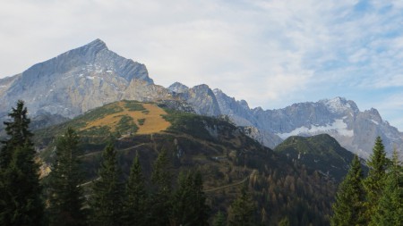 Ranní pohled na Alpspitze. Ještě, že jsem ho v podvečer obešel. Stezka vedla dolů po tom hřebeni v pravo!