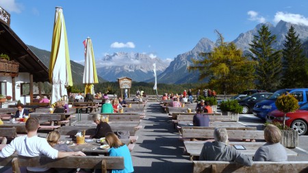 Jsme na živu, a tak si úžíváme oběd a pohled na Zugspitze z této nádherné vyhlídky ležící v sedle Fernpass.