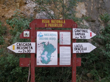 Stále pokračujeme dál podél říčky Nerei směrem k Lacul Dracului.