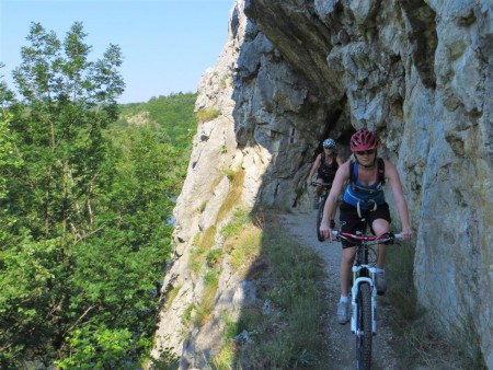 Naše bikerky už nerozhodí ani pohodový 60cm chodníček nad říčkou :-). Zmrzlina s Lenkou.