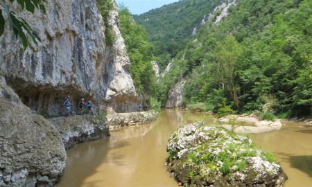 Pokračujeme dál malebnou krajinou.