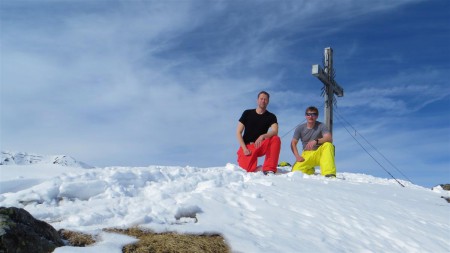 Martin s Mejstřou u vrcholového kříže nad ski arenou Hochzillertal.