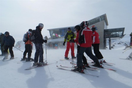 Poslední den lyžování kapku fouklo. Byla chvíle, kdy jsme my snowboardáři jeli po červené i do kopce :-))).