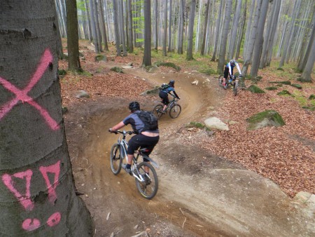 Sběračka borůvek s Údržbářem v zádech. Nádherný úsek trailu Superflow, aneb vítejte na bike tobogánu :-).