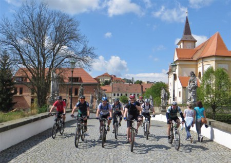 Historický kamenný most v Náměšti nad Oslavou a my ostřílení bikeři :-).
