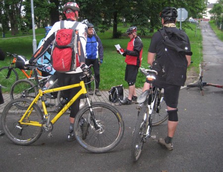 Letošní start v 6:30h. Jako vždy se sešla pohodová parta odhodlaných bikerů, bohužel bez účasti Mejstři, kterýžto díky rodinným důvodům nemohl po dlouhých 13 ročnících letos dorazit.