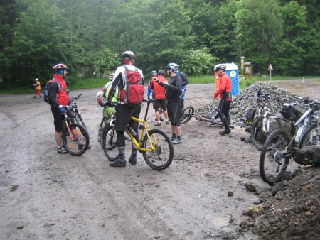 Seskupení celé bikerské tlupy, odpočinek a doplňování energie.