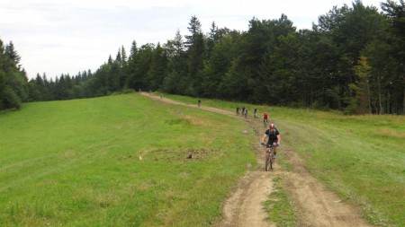 Bikeři na trase.