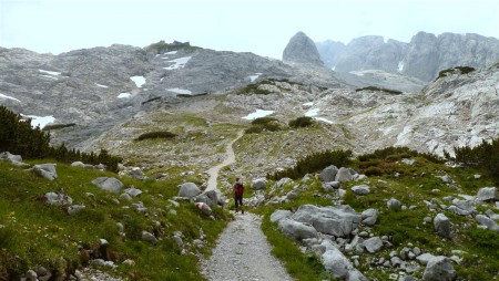 Cesta je dlouhá, ale už se blížíme k Simonyhütte - domeček vlevo.