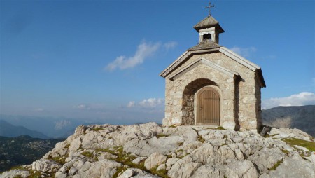 Kaple u Simonyhütte. Máme vskutku luxusní večerní počasí.
