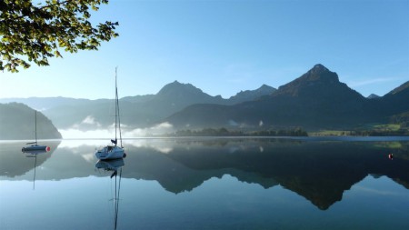 Je tu klid a krásně, proto sem jezdíme. Pohled z našeho oblíbeného kempu Appesbach na jezero Wolfgangsee.