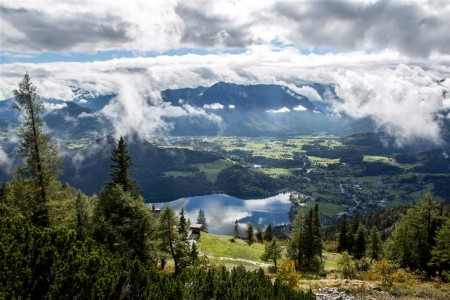 Počasí se nám umoudřuje a záčíná vykukovat slunko. Dole jezero Altausseersee. V dálce pod mraky masiv Dachstein.