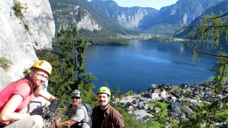Pavlína, David a Brian na cestě Echernwand - panorama ze stěny na Hallstattersee.